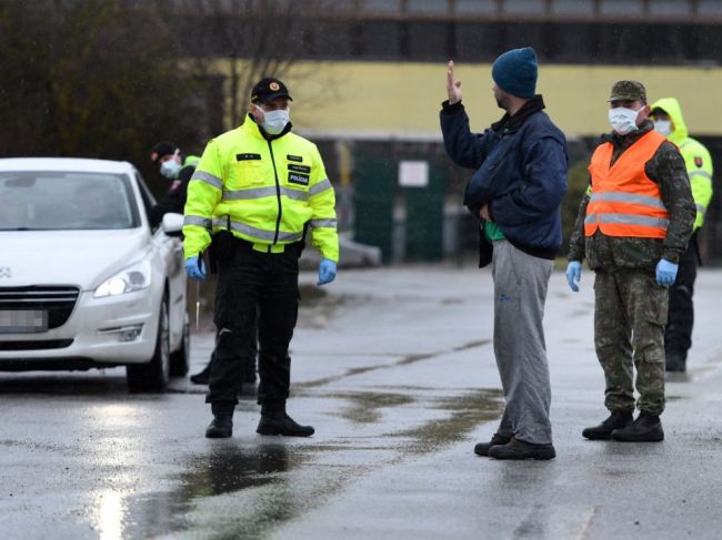Poľsko zruší väčšinu obmedzení proti covidu, zostane len nosenie rúšok