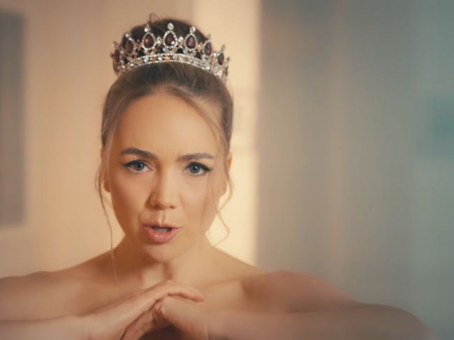 Lucie Vondráčková uvádza singel Tak nebuď prekvapená, spieva v ňom po slovensky
