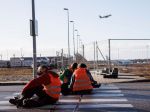 Klimatickí aktivisti zablokovali cesty k trom nemeckým letiskám