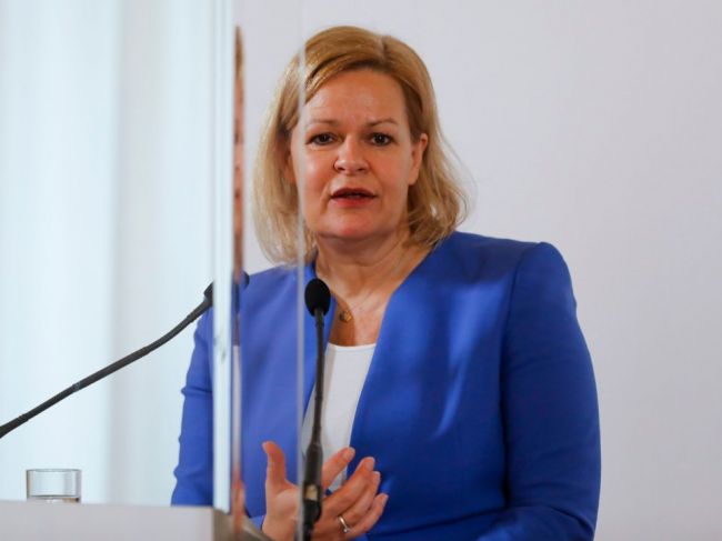 Nemecko ponúklo Poľsku "masívnu pomoc" v prípade vlny ukrajinských utečencov
