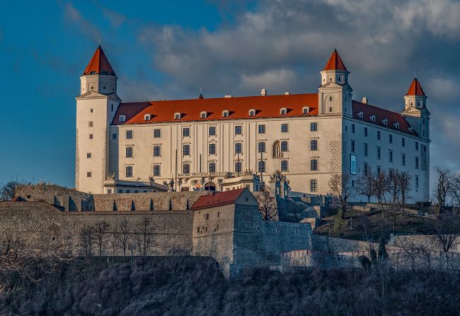 Bratislavský hrad sa na znak solidarity rozsvieti vo farbách ukrajinskej vlajky