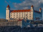 Bratislavský hrad sa na znak solidarity rozsvieti vo farbách ukrajinskej vlajky