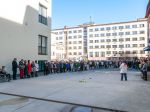 Študenti a zamestnanci Katolíckej univerzity vytvorili zo sviečok srdce pre Ukrajinu