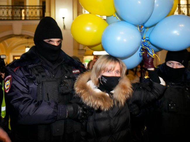 Na protestoch proti vojne na Ukrajine zadržali v Rusku stovky ľudí