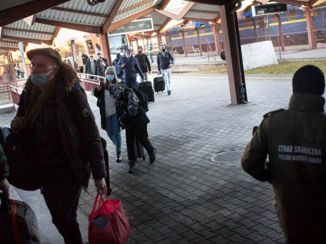Poľsko ruší karanténnu a testy pre ľudí prichádzajúcich z Ukrajiny