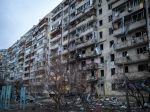 V Kyjeve horí obytná budova, zasiahlo ju pri páde ruské lietadlo