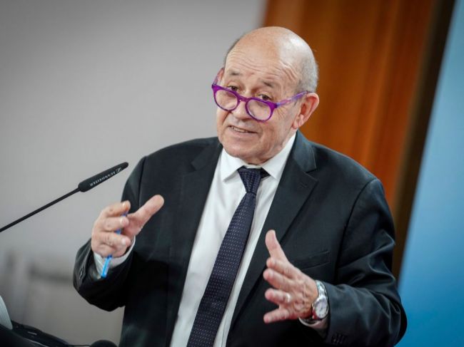 Putin chce Ukrajinu vymazať z mapy národov, vyhlásil Le Drian