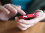 Mobilní operátori zlacňujú alebo zavádzajú bezplatné hovory na Ukrajinu