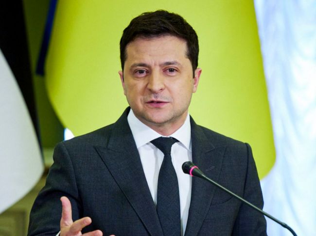 Ako sa budete brániť, keď tak pomaly pomáhate nám, pýta sa Zelenskyj Západu