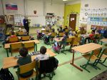 Karanténa po kontakte v škole s pozitívnym sa pre bezpríznakových ruší