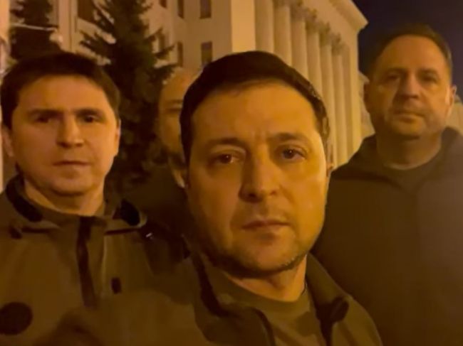 Zelenskyj hovoril s Bidenom a ubezpečil, že je stále v Kyjeve a bude ho brániť