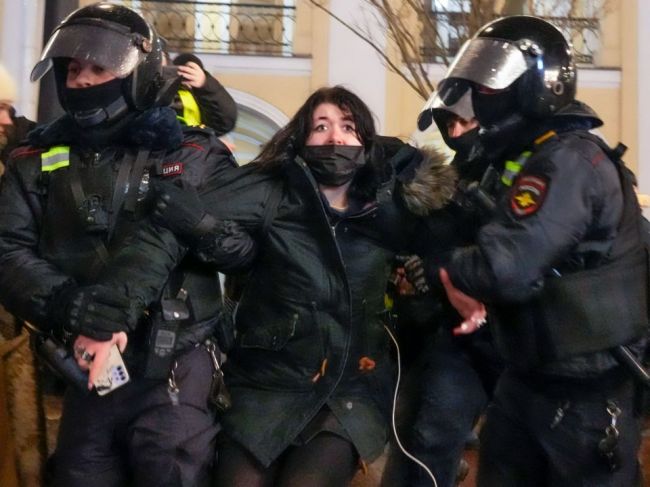V Rusku sa opäť konali protivojnové protesty, Kadyrov cvičí svoje oddiely
