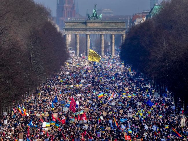 V Berlíne sa na pochode solidarity s Ukrajinou zúčastnilo najmenej 100.000 ľudí