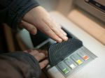 Rusi sa snažia vybrať cez bankomaty zahraničné meny