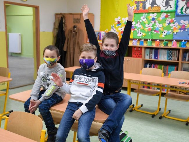 Žiaci nebudú musieť mať od pondelka počas vyučovania respirátor či rúško