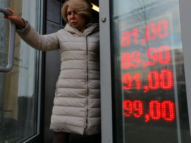Rubeľ sa v pondelok prepadol na rekordné minimum