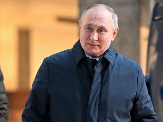 Putin pracuje na odpovedi na sankcie Západu, tvrdí Peskov