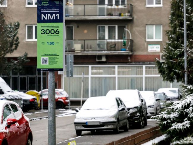 Bratislavským vodičom parkujúcim na chodníkoch môže polícia udeliť aj pokutu