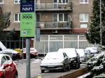 Bratislavským vodičom parkujúcim na chodníkoch môže polícia udeliť aj pokutu