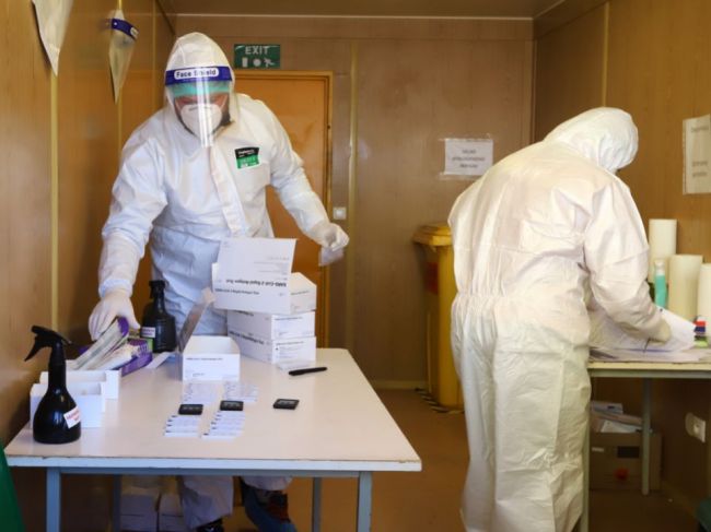 Najviac pozitívnych výsledkov PCR testov bolo v pondelok vo veku od 35 do 44 rokov