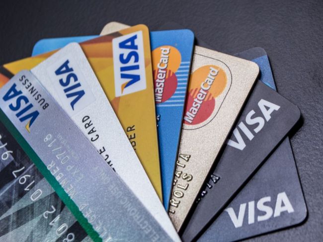 Visa a Mastercard zablokovali ruským bankám prístup do svojich platobných sietí