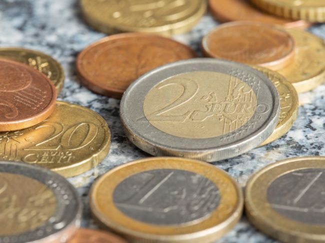 Euro sa v utorok výrazne oslabilo