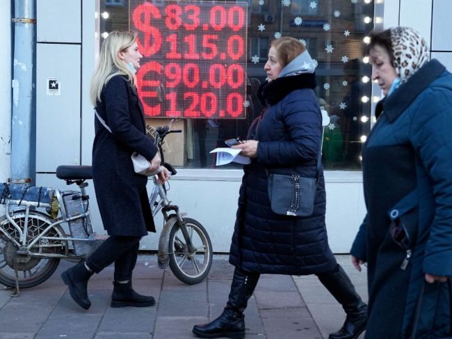 Rusko môžu občania opustiť s cudzou menou v prepočte najviac 10.000 dolárov
