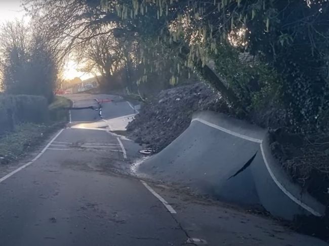 Video: Cestu našli v katastrofálnom stave. Takéto poškodenie si nikto nevie vysvetliť