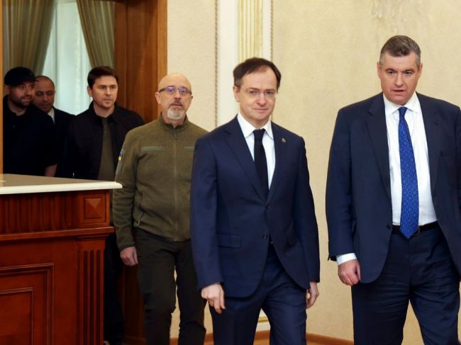 Rusko čaká rokovania s Ukrajinou vo štvrtok, témou má byť aj prímerie