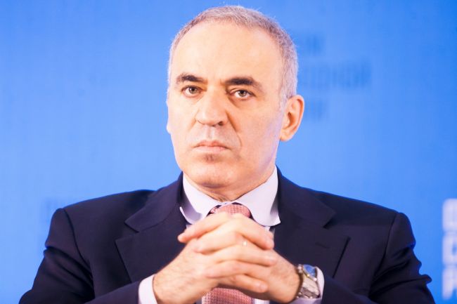 Kasparov kritizoval Putina: "Mladí Rusi zomierajú za šialeného diktátora"
