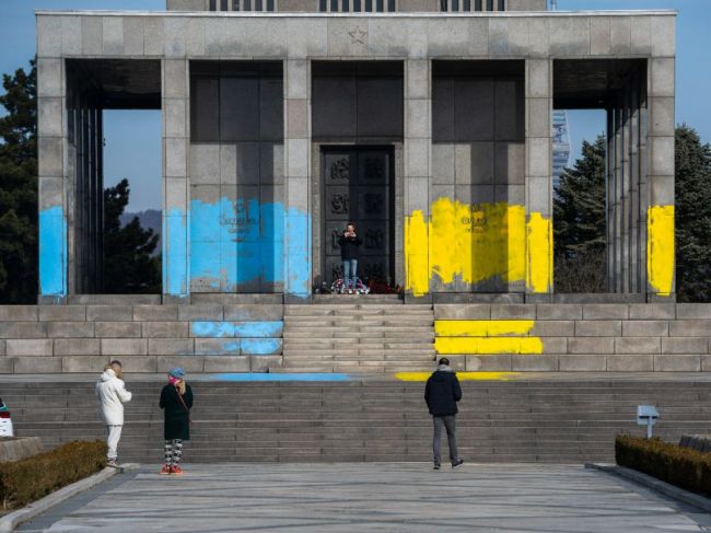 Ruské veľvyslanectvo reagovalo na pomaľovanie pamätníka Slavín