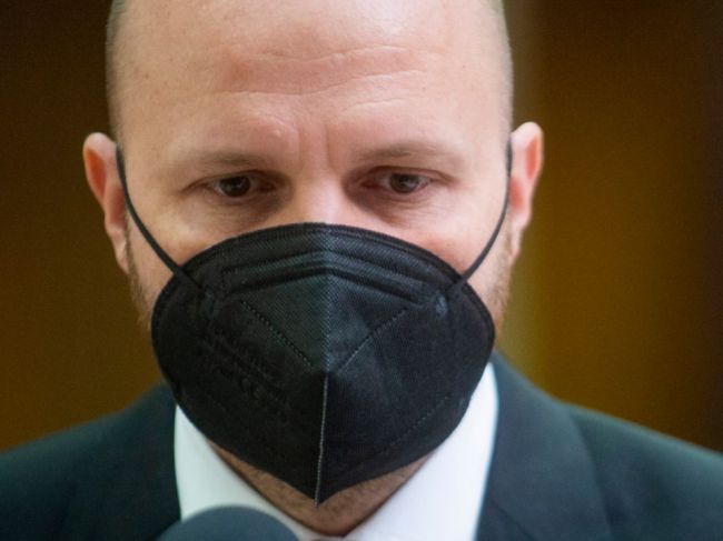Minister obrany je v nemocnici, ruší svoj program
