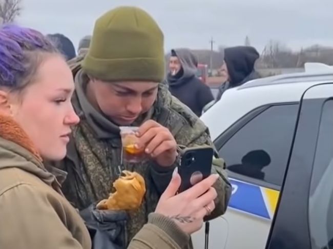 Video: Ukrajinci nakŕmili ruského vojaka. Počas rozhovoru s mamou sa rozplakal