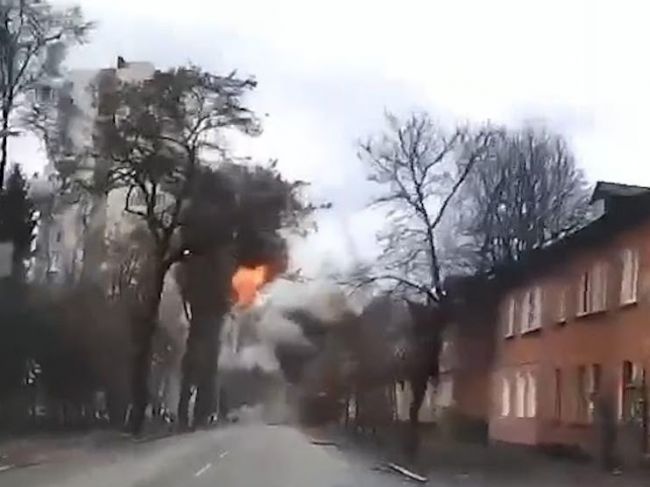 Video: Ukrajinský vodič zachytil ruské nálety v Černihive