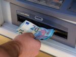 Za nevrátenie peňazí nájdených v bankomate hrozí mužovi ročné väzenie