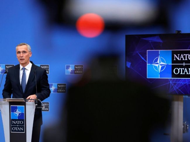 NATO: Rusko používa na Ukrajine zakázanú muníciu