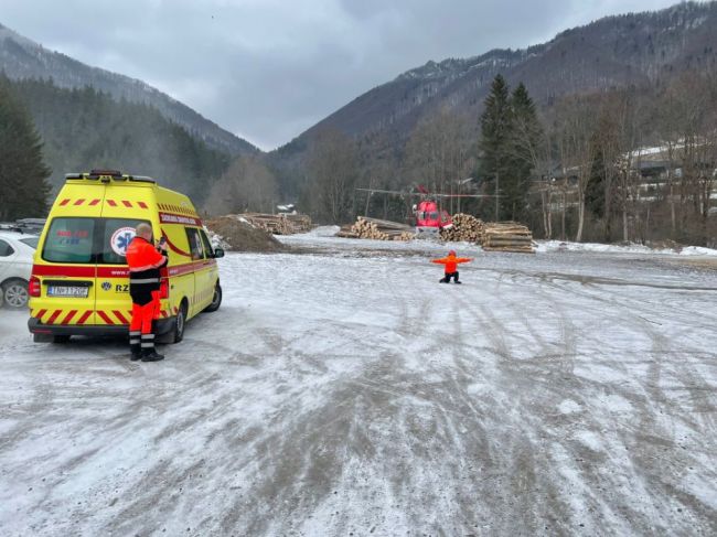 Lyžiarovi so srdcovým problémom pomáhali vo Vrátnej horskí i leteckí záchranári