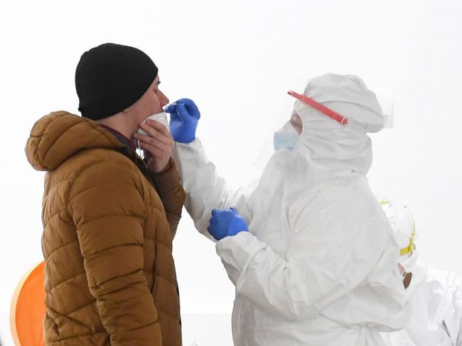 Na Slovensku pribudlo 9925 prípadov nákazy koronavírusom a 32 obetí