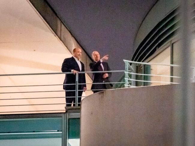 Izraelský premiér sa stretol so Scholzom hneď po návšteve Moskvy