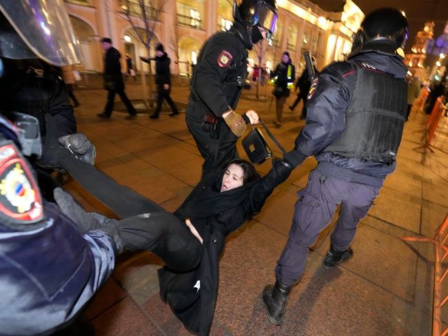 Ruská polícia zadržala ďalších 1100 protivojnových demonštrantov