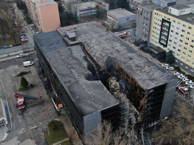 Hasiči dohášajú skryté ohniská v parkovacom dome v bratislavskom Ružinove