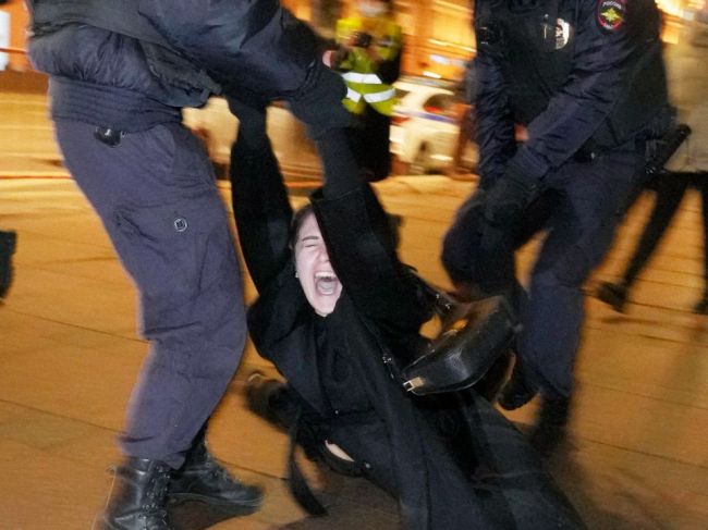Na protivojnových protestoch v Rusku zadržali viac ako 4300 ľudí