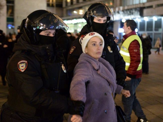 Rusko zatklo 5000 ľudí za jediný deň protestov proti vojne na Ukrajine