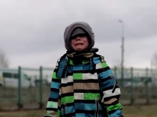 Video: Plačúci chlapček prišiel z Ukrajiny na hranice celkom sám