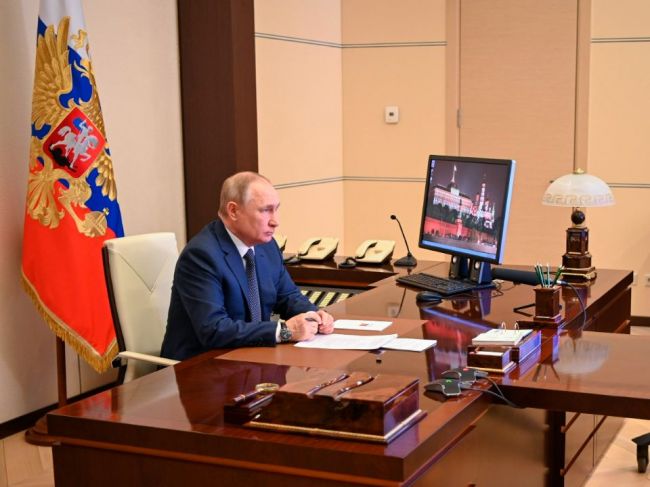 Šéf EÚ žiadal Putina o ukončenie invázie na Ukrajinu a bezpečný prístup k pomoci