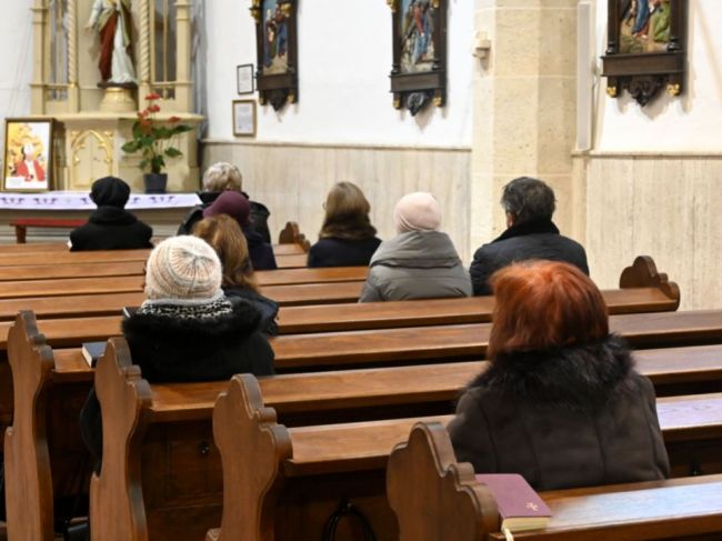 Biskupi zrušili v diecézach dišpenzy od povinnej účasti na bohoslužbách