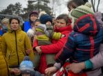 Ukrajina tvrdí, že Rusko ostreľuje humanitárny koridor z Mariupola