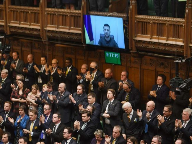 Zelenskyj kritizoval NATO a vyzval Britániu na sprísnenie sankcií voči Rusku