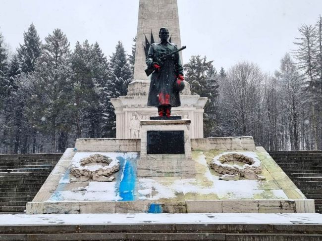 Polícia vyšetruje poškodenie Pamätníka sovietskej armády vo Svidníku