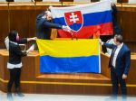 Polícia v súvislosti s incidentom s ukrajinskou vlajkou v NR SR obvinila 2 osoby